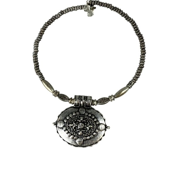 Memory Wire Silver-Tone Choker Length Necklace Ornate Oval Pendant Beaded Accent - Picture 1 of 16